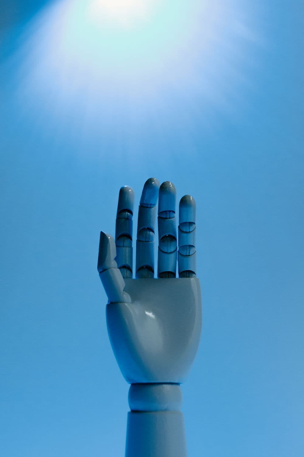 Mano robótica azul, símbolo de la inteligencia artificial
